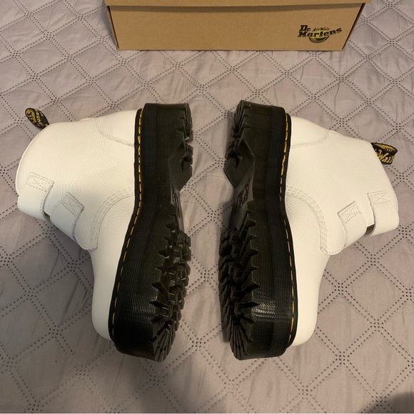 Dr. Martens Devon Heart Boots -LIMITED EDITION - Picture 4 of 7